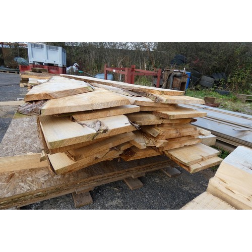 6028 - A quantity of waney edge board measuring up to approx 250 cm long - believed to be Cedar