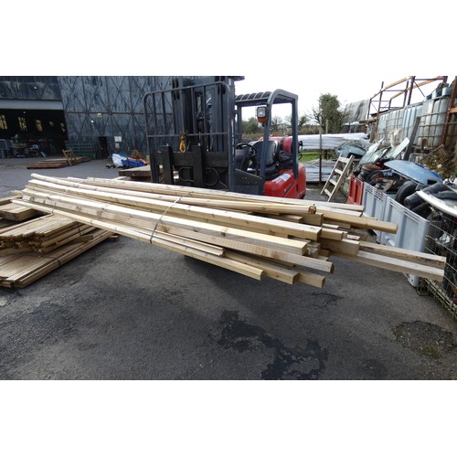 6031 - A quantity of various timber to include 7 x 4 cm, 8.5 x 4 cm, 4 x 4cm, lengths very up to approximat... 