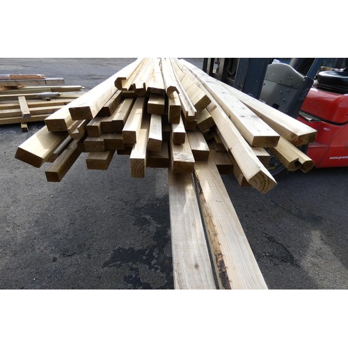 6031 - A quantity of various timber to include 7 x 4 cm, 8.5 x 4 cm, 4 x 4cm, lengths very up to approximat... 