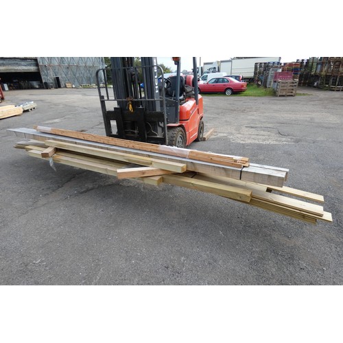 6042 - A quantity of various timber to include 10cm x 10 cm, and a quantity of tongue and groove, lengths v... 