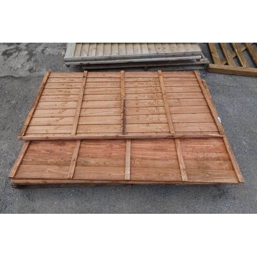 6044 - One pallet containing a quantity of fence panels to include 1 at approx 94 x 183cm and 2 at approx 1... 