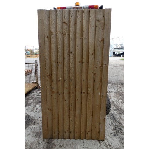 6047 - 1 wooden gate measuring approx 90 x 175cm