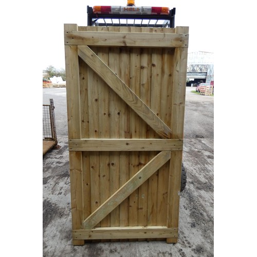 6047 - 1 wooden gate measuring approx 90 x 175cm