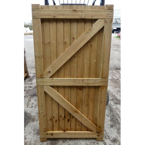 6048 - 1 wooden gate measuring approx 90 x 175cm