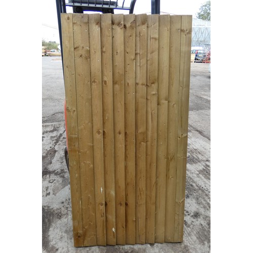 6049 - 1 wooden gate measuring approx 90 x 175cm