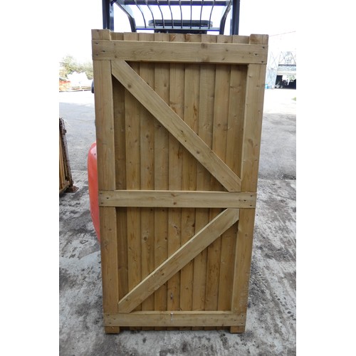 6052 - 1 wooden gate measuring approx 90 x 175cm