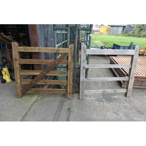 6052A - 1 hardwood (Oak) gate (no crossrail) and 1 other wooden gate, each measuring approx 121cm / 4'