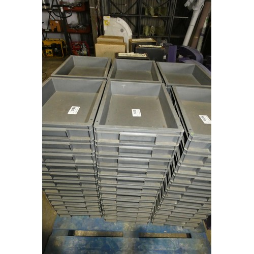 5878 - 24 x grey plastic stacking trays each approx 40 x 30 x 7cm high