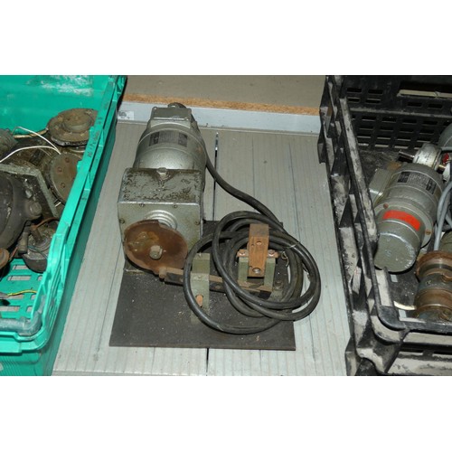 5589 - A quantity of various electric motors etc. Please note that the two plastic crates are not included