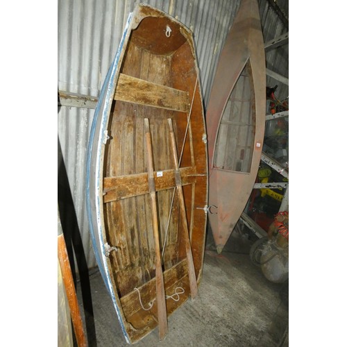 5773 - 1 x vintage wooden rowing boat /dinghy approx 2.3m long supplied with 2 oars and 2 x metal rowlocks ... 