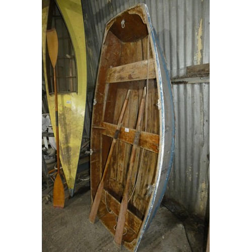 5773 - 1 x vintage wooden rowing boat /dinghy approx 2.3m long supplied with 2 oars and 2 x metal rowlocks ... 