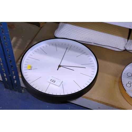 133 - 1 x wall clock diameter approx 40cm