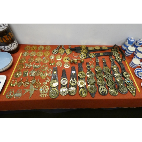 3189 - A quantity of miscellaneous vintage horse brasses and martingales