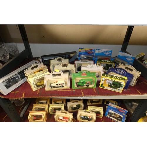 3077 - A quantity of miscellaneous boxed diecast and other model vehicles (three shelves)