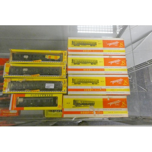 3091 - 8 Fleischman H0 boxed carriages