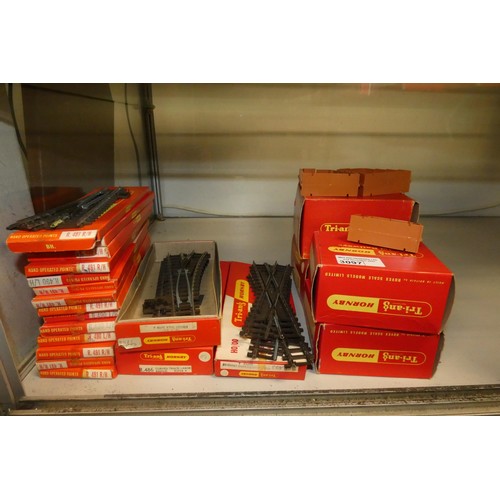 3097 - A quantity of Triang Hornby Railway track and other small pieces