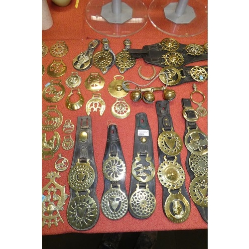 3189 - A quantity of miscellaneous vintage horse brasses and martingales