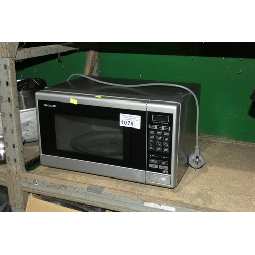 1076 - A microwave oven by Sharp 800w - trade