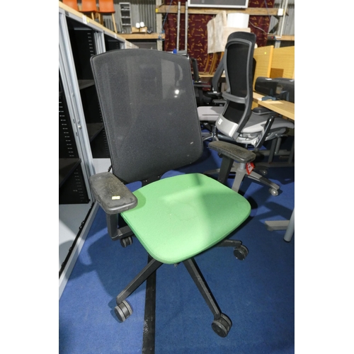 1470 - 1 x green upholstered office swivel chair with black mesh back panel