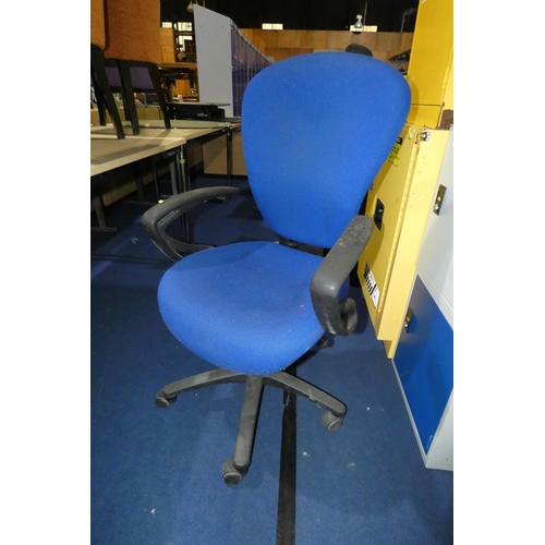 1472 - 1 x blue upholstered office swivel chair