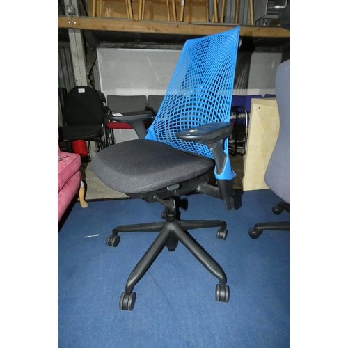 1516 - 1 x Herman Miller Sayl blue plastic black cloth seat fully adjustable office swivel chair