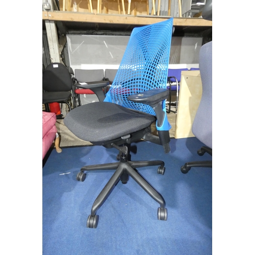 1517 - 1 x Herman Miller Sayl blue plastic black cloth seat fully adjustable office swivel chair