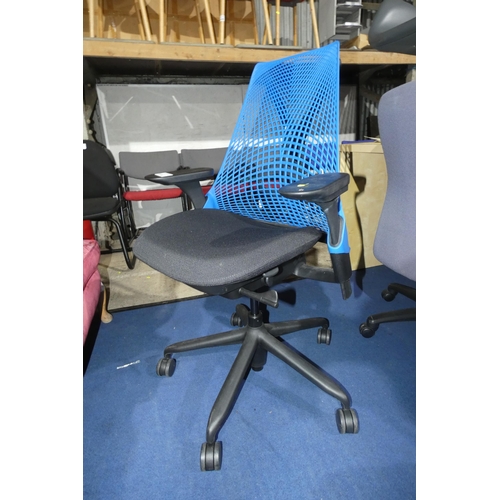 1518 - 1 x Herman Miller Sayl blue plastic black cloth seat fully adjustable office swivel chair