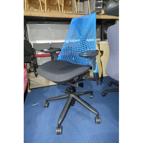 1519 - 1 x Herman Miller Sayl blue plastic black cloth seat fully adjustable office swivel chair