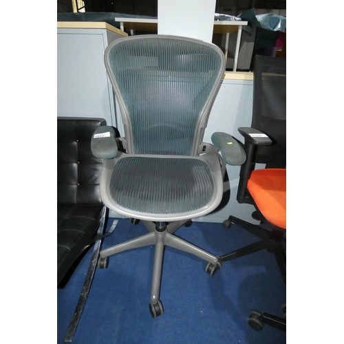 1522 - 1 x Herman Miller Aeron size B three lever green mesh office swivel chair