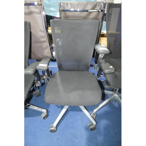 1529 - 1 x Sidiz office swivel chair with black fabric upholstered seat and black mesh back