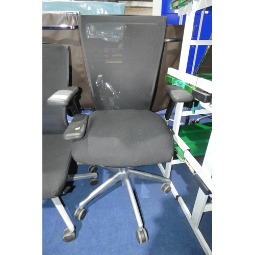 1530 - 1 x Sidiz office swivel chair with black fabric upholstered seat and black mesh back