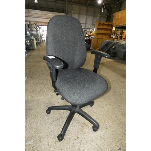 1552 - 1 x black upholstered office swivel chair