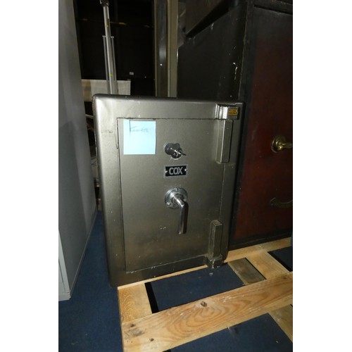 1558 - 1 x safe by Cox approx 39 x 39 53cm high - supplied with 1 key