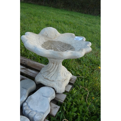 1321 - A shell shaped concrete bird bath