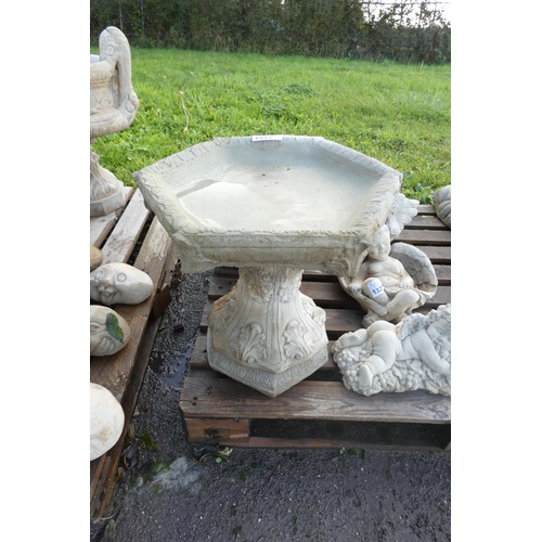 1333 - A gothic style concrete bird bath