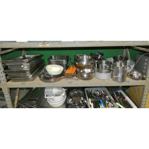 1084 - A quantity of various stainless steel gastronorm trays, pots, bowls etc, contents of 1 shelf