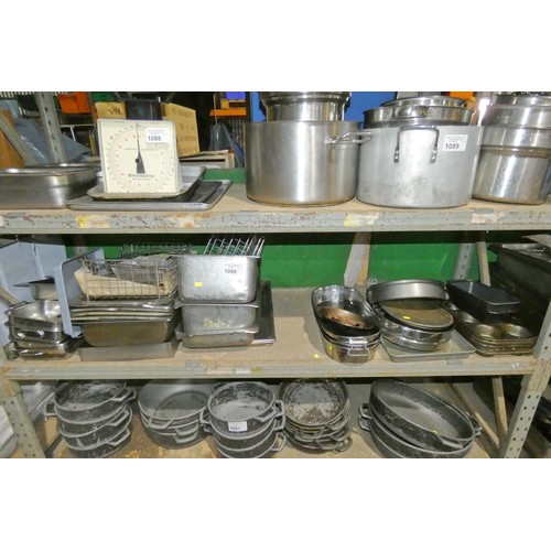 1090 - A quantity of various catering related items including gastronorm pots, baking trays etc. Contents o... 