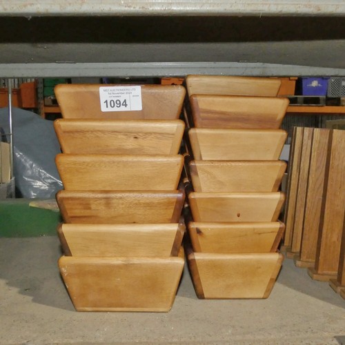 1094 - A quantity of over 25 various wooden bowls