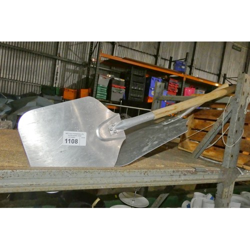 1108 - 2 x aluminium pizza paddles