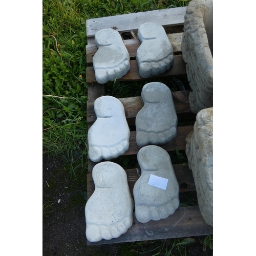 1319 - 6 x concrete foot shaped stepping stones