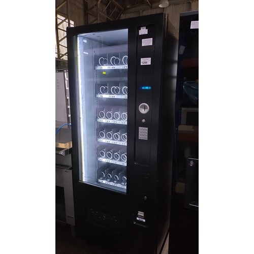 1286 - A black vending machine for confectionery by Vendo type SVE-HS5-GSnack - trade - No keys at present