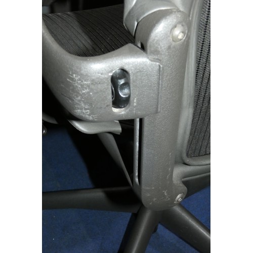 1521 - 1 x Herman Miller Aeron size B two lever graphite office swivel chair