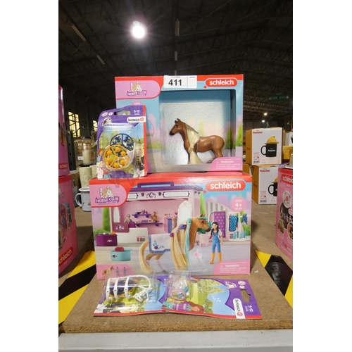 411 - 2 x Schleich horse figures and some accessories