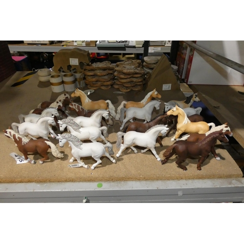 415 - 20 x Schleich horse figures