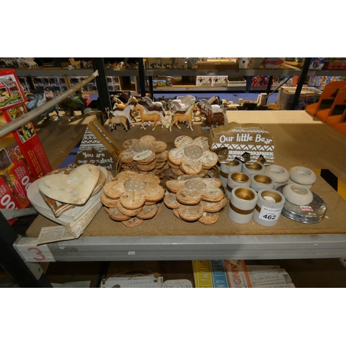 462 - A quantity of various gift items including tea light holders, wooden ornaments etc