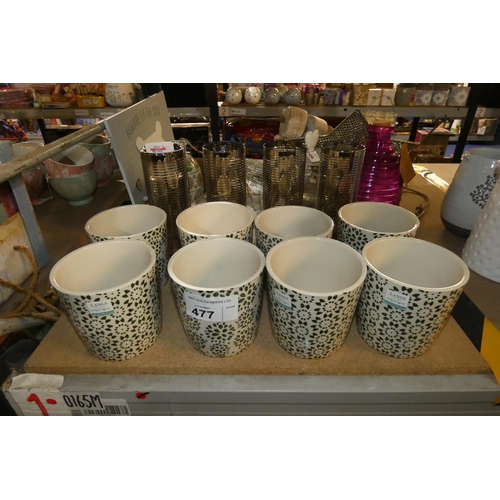 477 - 8 x plant pots and 4 vases