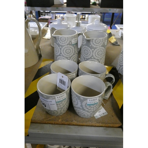 490 - 2 x water jugs and 4 matching floral patterned mugs