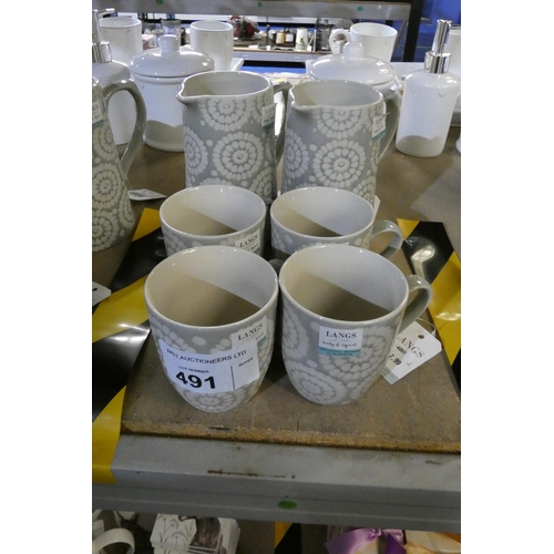 491 - 2 x water jugs and 4 matching floral patterned mugs