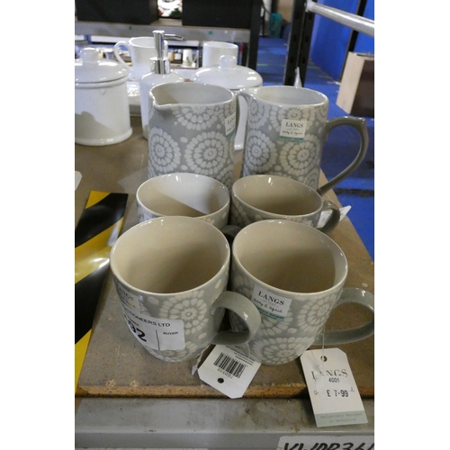 492 - 2 x water jugs and 4 matching floral patterned mugs