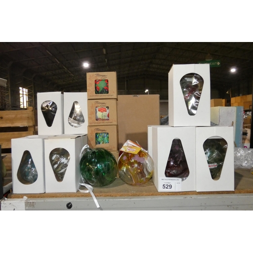 529 - A quantity of various glass gift related items